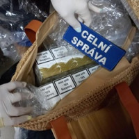 Důmyslně skryté cigarety odhalili celníci